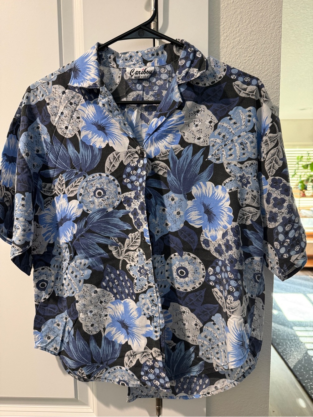 Vintage 1980’s Casual Blue Floral Short-Sleeve Cropped Length Shirt
